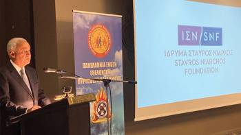 Ένας άντρας μιλάει στο βήμα της Πανελλήνιας Ένωσης Εθελοντών Πυροσβεστικού Σώματος